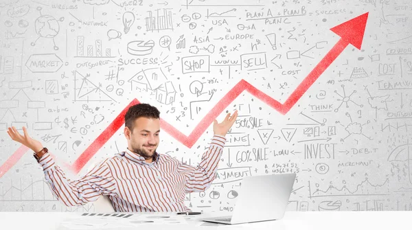 Homem de negócios sentado à mesa com diagramas de mercado — Fotografia de Stock