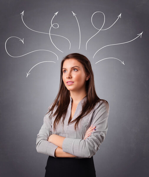 Молодая девушка думает со стрелами над головой