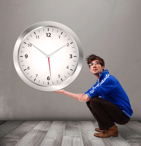 Atractivo chico sosteniendo un enorme reloj —  Fotos de Stock