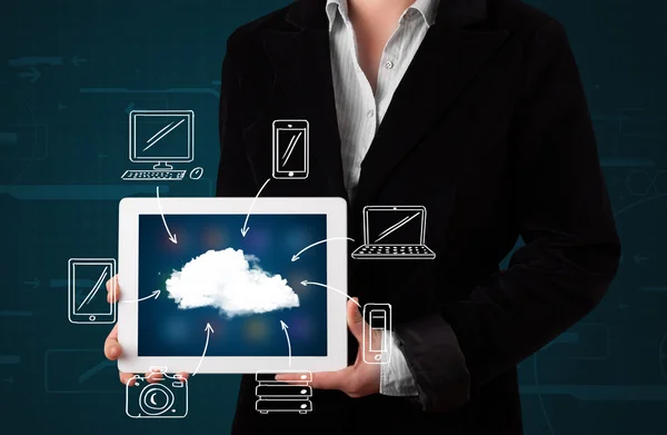 Mujer mostrando computación en nube dibujada a mano — Foto de Stock