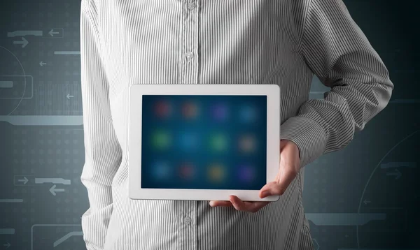 Zakenman met een witte, moderne tablet met wazige apps — Stockfoto