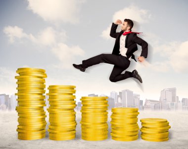 Başarılı bir iş adamı altın paranın üstüne atlıyor.