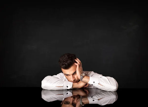 Zakenman zit aan een bureau — Stockfoto