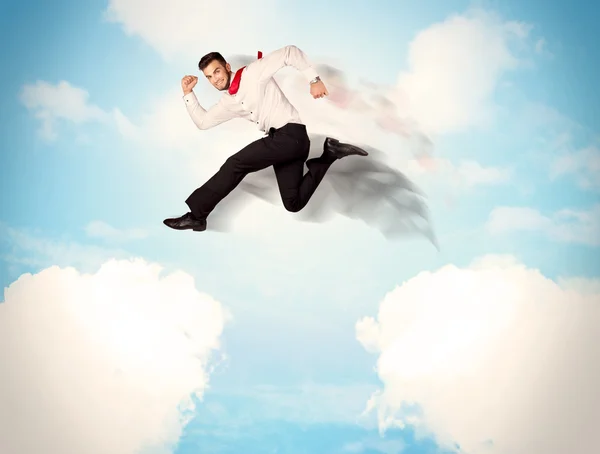 Pessoa de negócios pulando sobre nuvens no céu — Fotografia de Stock