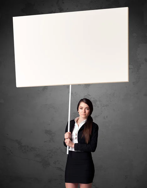 Mujer de negocios con pizarra blanca en blanco — Foto de Stock