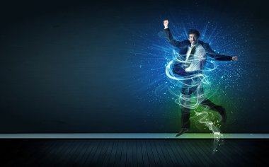 Yetenekli neşeli iş adamı parlayan enerji hatlarıyla zıplıyor