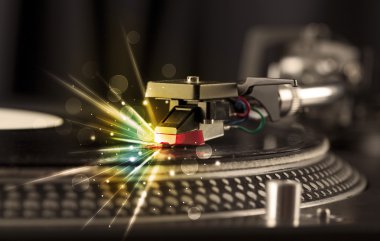 müzik oyuncu oynarken vinil ile parlayan gerek gelen satırları