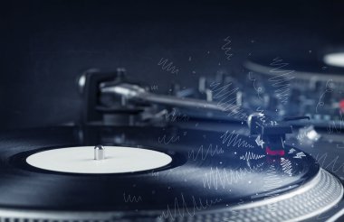 Turntable elle çizilmiş çizgilerle müzik çalıyor