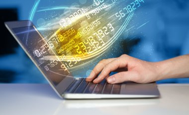 Modern defter üzerinde gelen sayı teknoloji veri ile yazarak adam