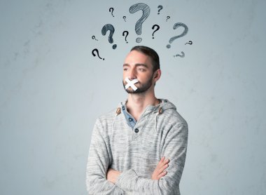 Ağzı yapış yapış ve soru işaretleri olan genç bir adam.