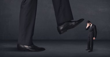 Dev kişi küçük işadamı kavramı üzerinde adım