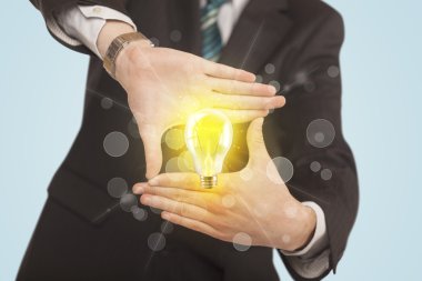 Eller ampulle bir biçim oluşturuyor