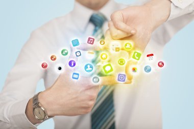 Eller mobil uygulama simgeleri ile bir form oluşturuluyor