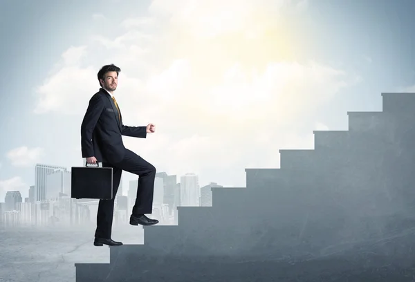ビジネスマンは、具体的な階段の概念を登る — ストック写真