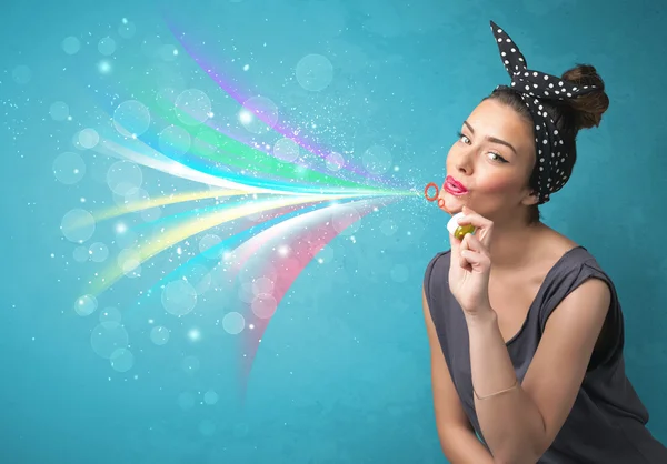 Vacker flicka blåser abstrakta färgglada bubblor och linjer — Stockfoto