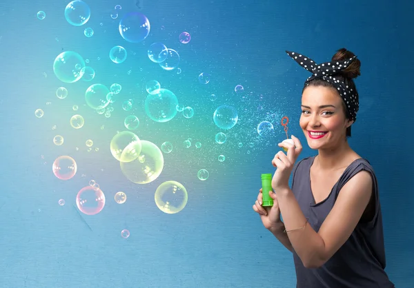 Vacker dam blåser färgglada bubblor på blå bakgrund — Stockfoto