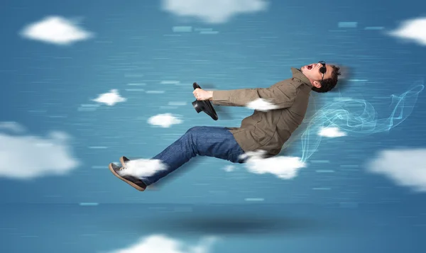 Junger Mann fährt zwischen Wolken — Stockfoto