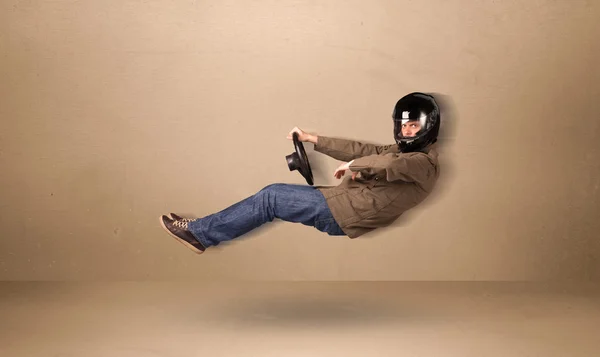 Heureux homme drôle conduisant un concept de voiture volante — Photo