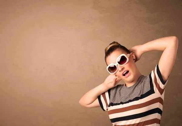 Portrait d'une jeune jolie femme aux lunettes de soleil et au copyspace — Photo