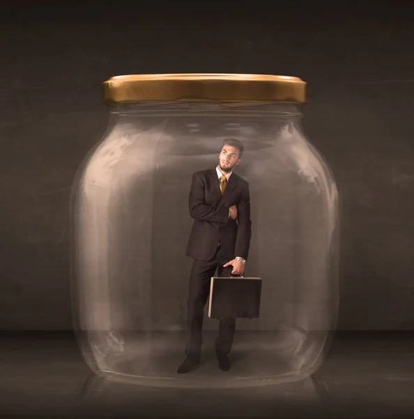 Homme d'affaires enfermé dans un concept de pot en verre — Photo