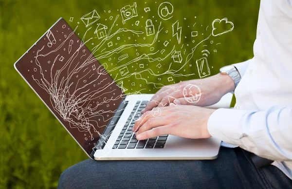 Homem pressionando notebook laptop computador com doodle ícone nuvem sym — Fotografia de Stock