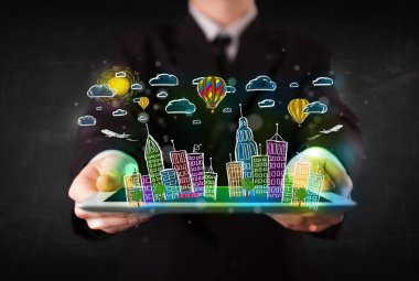 Elle çizilmiş şehir manzaralı tablet gösteren genç kişi