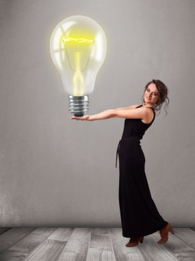Gerçekçi 3D ampul tutan güzel bayan.