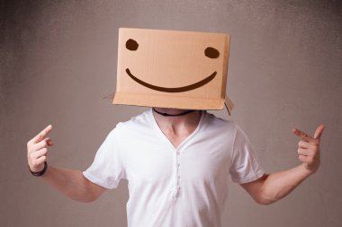 genç adam smiley ile kafasına bir karton kutu ile el hareketi