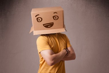 genç adam smiley ile kafasına bir karton kutu ile el hareketi