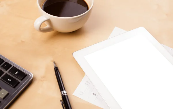 Tableta PC s prázdným místem a šálkem kávy na stole — Stock fotografie