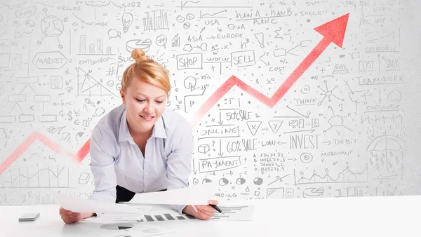 Femme d'affaires assise à table avec des diagrammes de marché — Photo