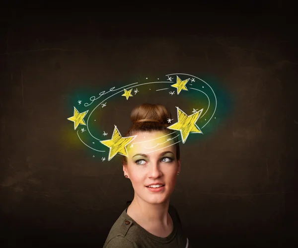 Κορίτσι με κίτρινα αστέρια κύκλο γύρω από την εικόνα του κεφαλιού της — Φωτογραφία Αρχείου