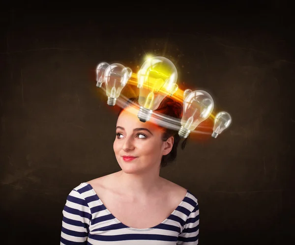 Vrouw met gloeilampen cirkelen rond haar hoofd — Stockfoto