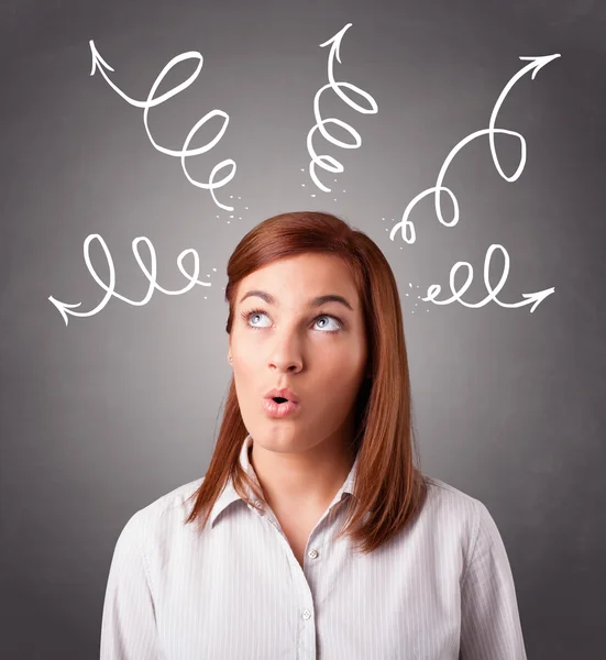 Jonge vrouw denken met pijlen overhead — Stockfoto