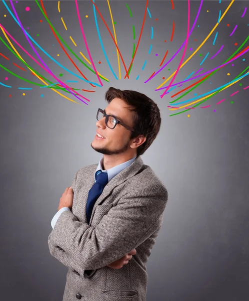 Jongeman denkt met kleurrijke abstracte lijnen boven zijn hoofd — Stockfoto