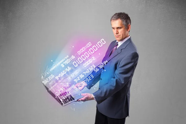 Homme d'affaires tenant un ordinateur portable avec des données et des chiffres explosifs — Photo