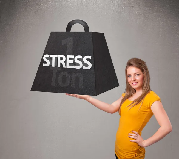 Ung kvinna som håller ett ton stress vikt — Stockfoto