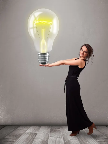 Krásná dáma drží realistické 3d žárovka — Stock fotografie