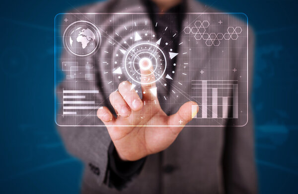Бизнесмен нажимает на высокотехнологичные кнопки