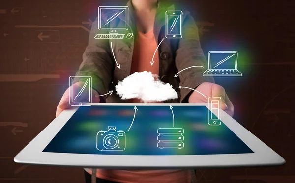 Žena zobrazující ručně kreslené cloud computing — Stock fotografie
