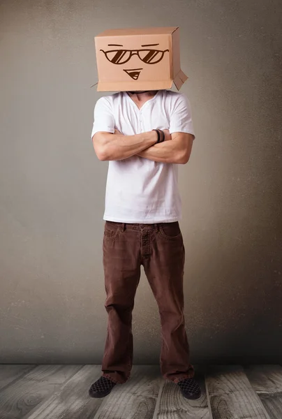 Młody człowiek gestykulacji z kartonu na głowę z buźki — Zdjęcie stockowe