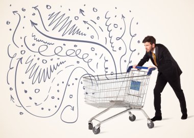 Alışveriş arabalı bir iş adamı.