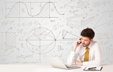 İş hesaplamaları geçmişi olan bir iş adamı