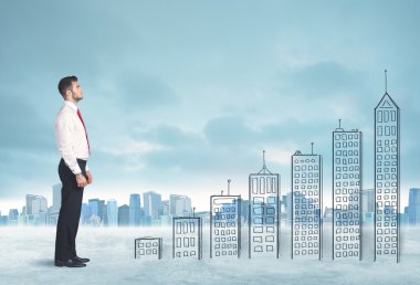 İş adamı şehirdeki el yapımı binalara tırmanıyor