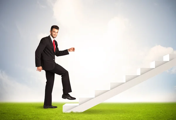 Üzletember mászik fel a fehér lépcsőn a természetben — Stock Fotó