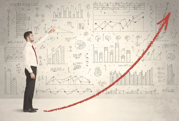 Homem de negócios escalando no conceito de seta gráfico vermelho — Fotografia de Stock