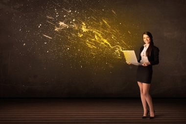 İşkadını arka plan laptop ve enerji patlaması ile