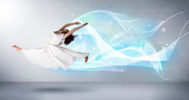 Etrafında soyut mavi eşarpla atlayan sevimli bir genç.