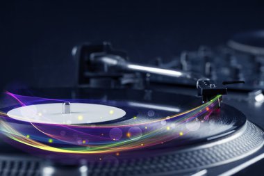 Turntable parlayan soyut çizgilerle vinil oynuyor