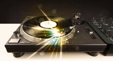 müzik oyuncu oynarken vinil ile parlayan gerek gelen satırları